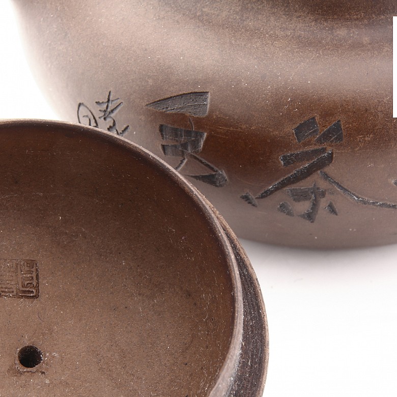 Clay teapot, China, Gu Jinzhou seal mark.