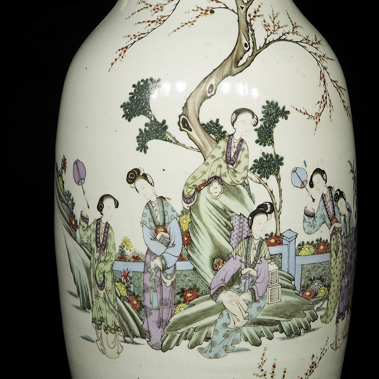 Porcelain vase ‘Ladies in the garden’, 19th century