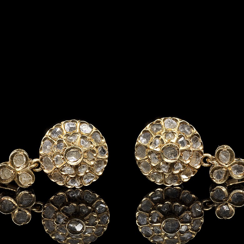 Pendientes en oro amarillo de 18 kt y brillantes, circa 1900