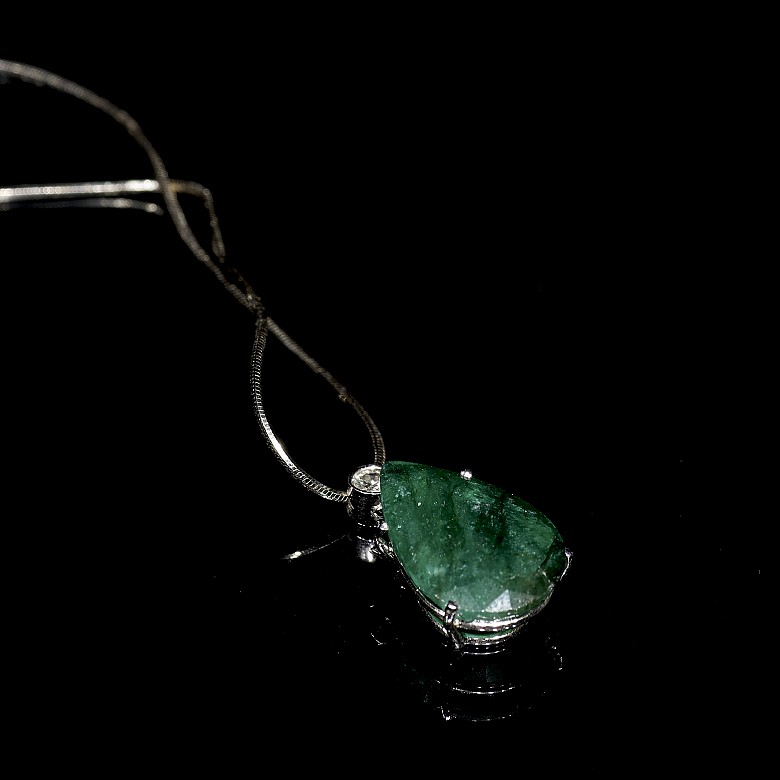 White gold with emerald and brilliant pendant