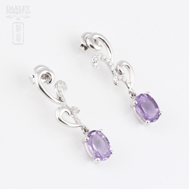 Earrings in 18k white gold, with amethysts and diamonds.