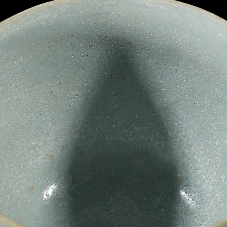 Glazed ceramic ‘Lotus petals’ mug, 19th century