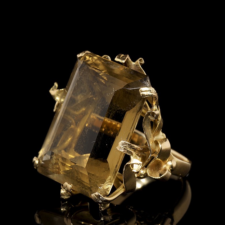 Anillo en oro amarillo 14 k con topacio fume