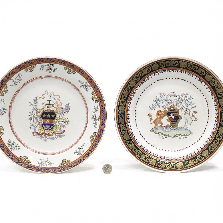 Pareja de platos de porcelana esmaltada, s.XX