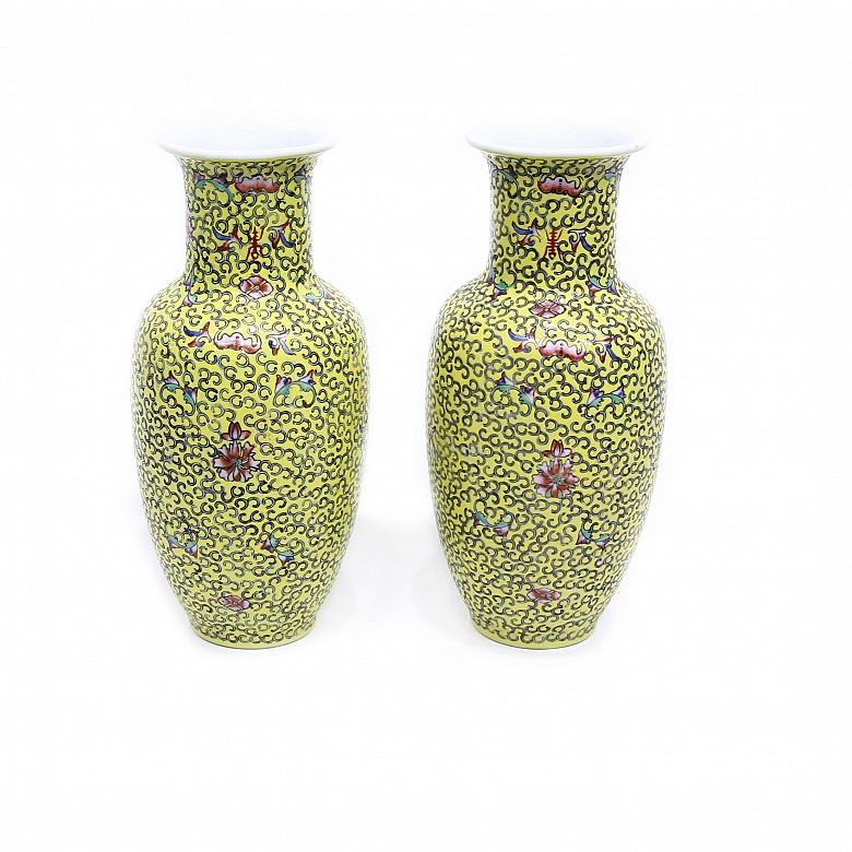 Pair of Chinese vases with yellow background, 20th century