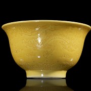 Pareja de tazas de porcelana vidriada en amarillo, dinastía Qing