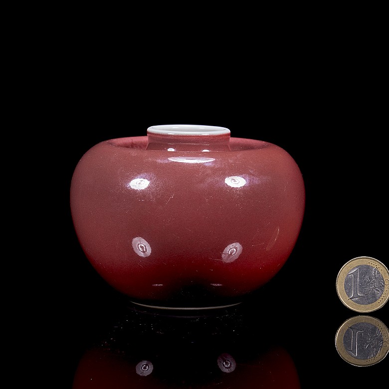 Recipiente de porcelana esmaltada en rojo, con marca Kangxi