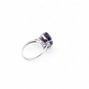 Ring with sapphire and diamonds in 18 k white gold.