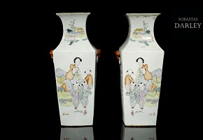 Pair of vases 