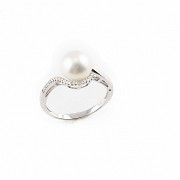 18k white gold ring with pearl and diamonds.