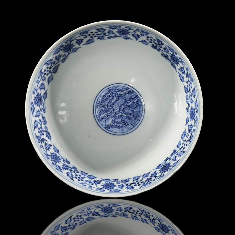 Blue and white glazed porcelain bowl ‘Lotuses’, with Xuande mark, Ming dynasty