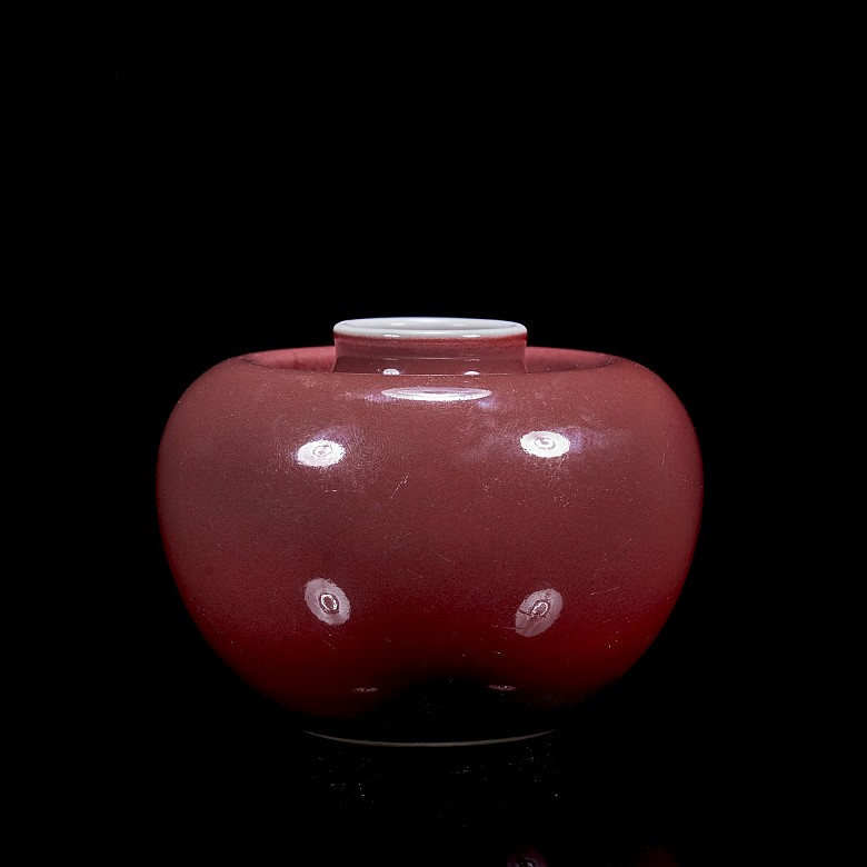 Red enamelled porcelain vessel, with Kangxi mark