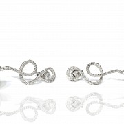 Long earrings in 18k white gold, diamonds and white pearls