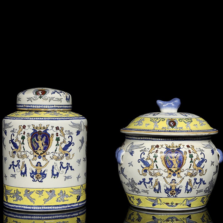 Pareja de recipientes de porcelana esmaltada, s.XX