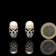 Yellow gold earrings with diamonds and pearls