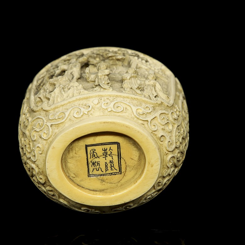 Ivory snuff bottle ‘Ladies in the garden’, 19th century