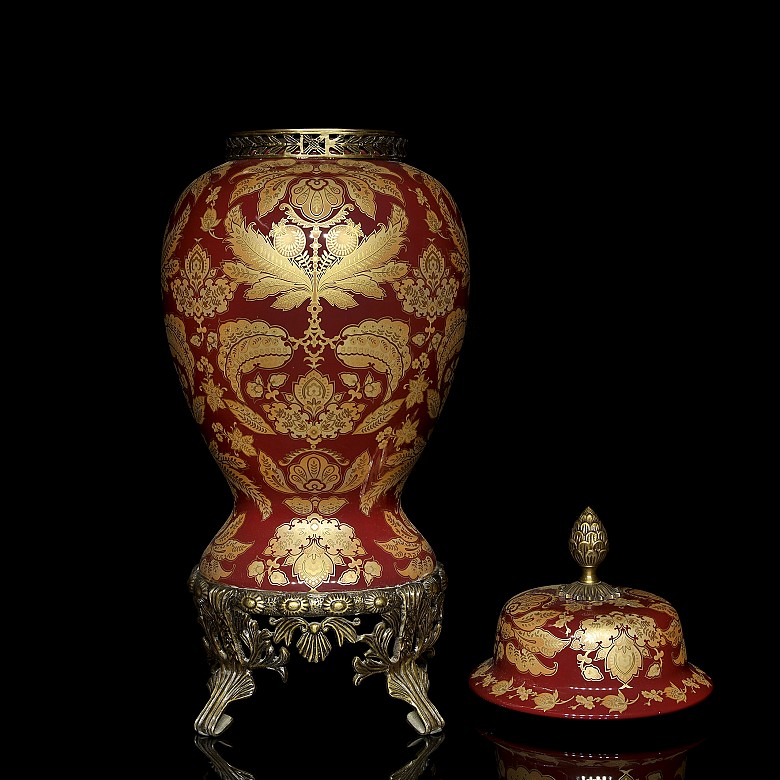 Large red vase, Louis XV style, 20th century