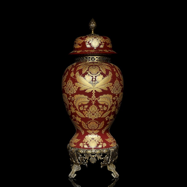 Large red vase, Louis XV style, 20th century