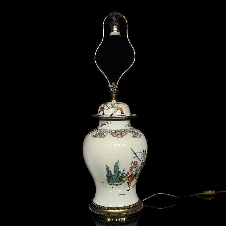 Porcelain tibor with lamp, Qing dynasty