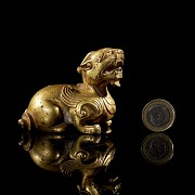 Figura de bronce dorado 