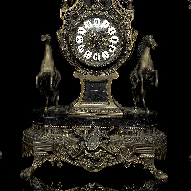 Bronze and marble clock with garnish, 20th century - 6