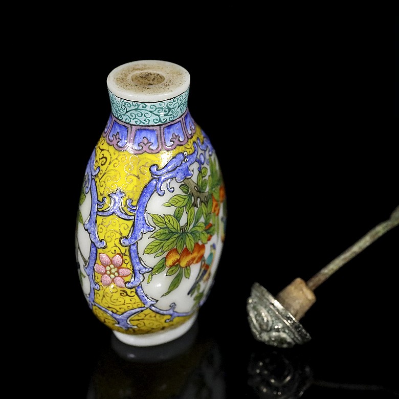 An enameled snuff bottle, with Qianlong mark