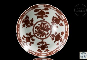 Enamelled porcelain bowl ‘Flowers’, with Xuande mark