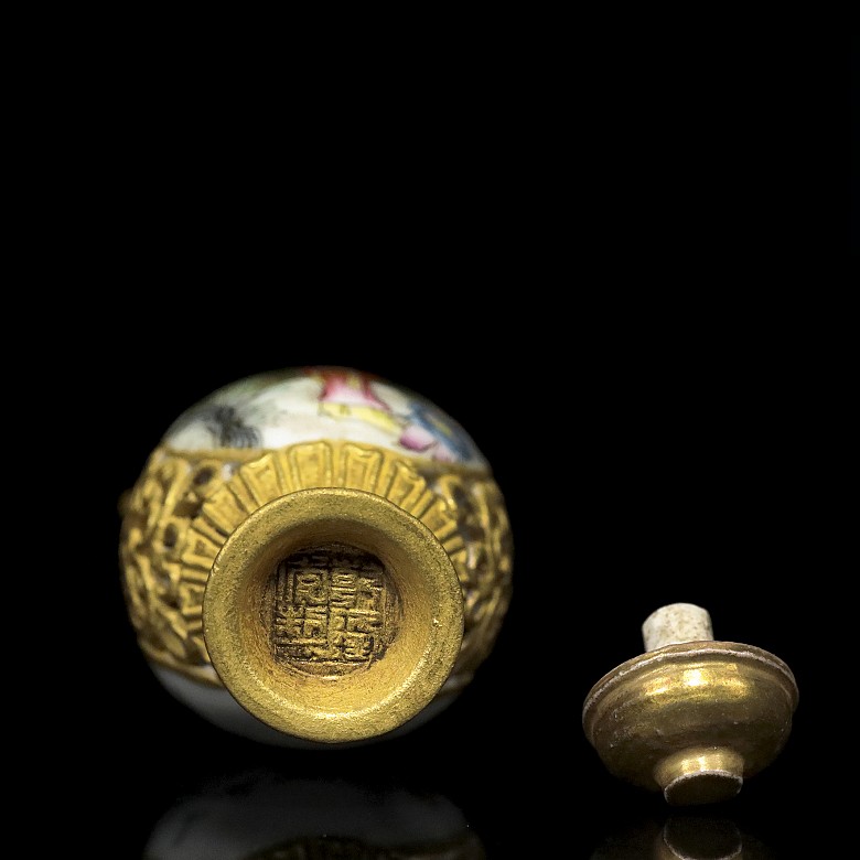 An enameled porcelain snuff bottle, with Qianlong mark