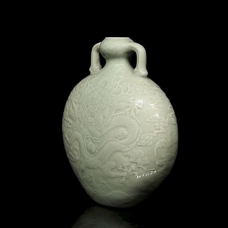 Celadon “Bianhu” vase with dragon and bat, Qing dynasty