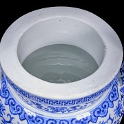 Incensario de cerámica vidriada azul y blanco, dinastía Qing