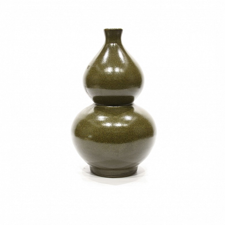 A Fine tradust-glazed double gourd vase, 20th century.