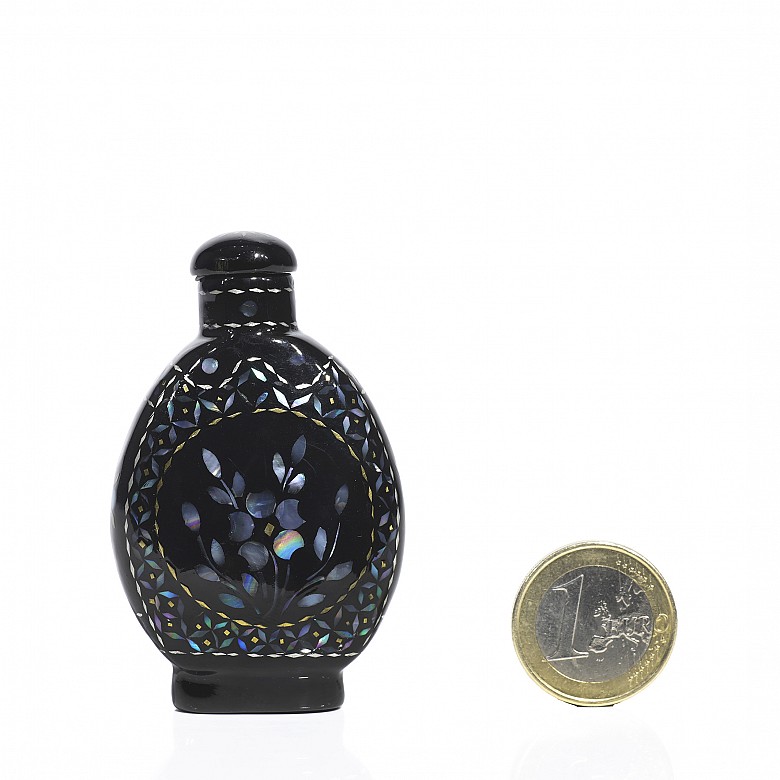 Black lacquered snuff bottle, 19th - 20th century