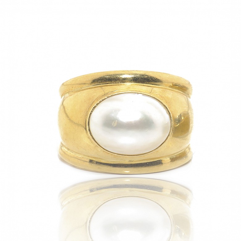 Anillo de oro amarillo 18 k y una madreperla