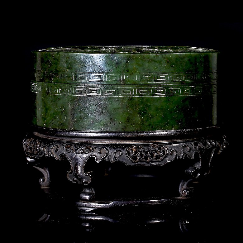 Spinach-green jade ‘Poem and Bats’ box, Qing dynasty