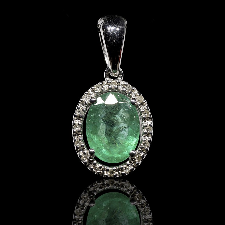 Pendant with emerald and diamonds in white gold