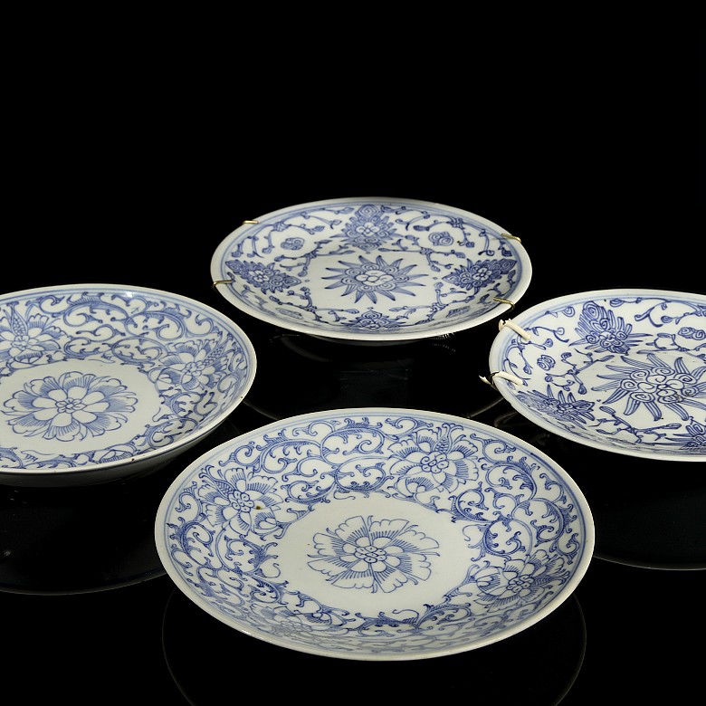 Cuatro platos de porcelana con flores, S.XIX - XX