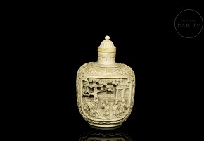 Ivory snuff bottle ‘Ladies in the garden’, 19th century