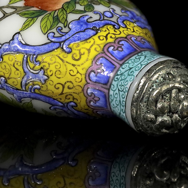 An enameled snuff bottle, with Qianlong mark