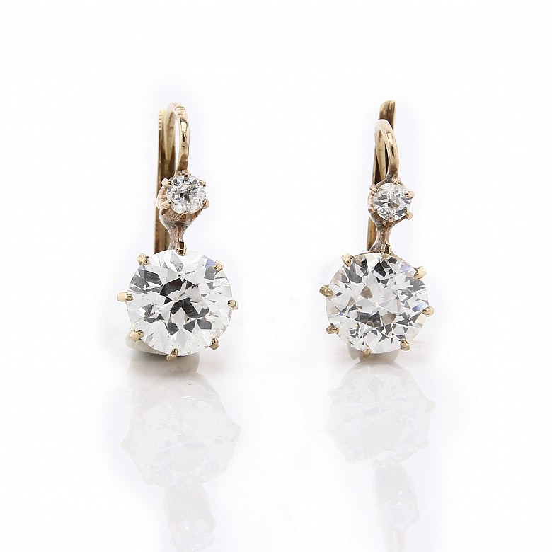 Earrings in 18k yellow gold with diamonds.