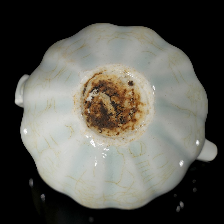 Porcelain teapot with celadon glaze, Song style