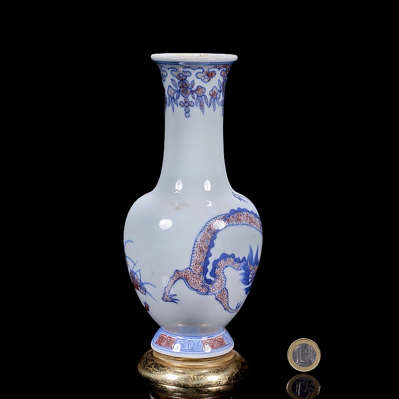 Blue and red enamelled porcelain ‘Dragon’ vase, Qing dynasty