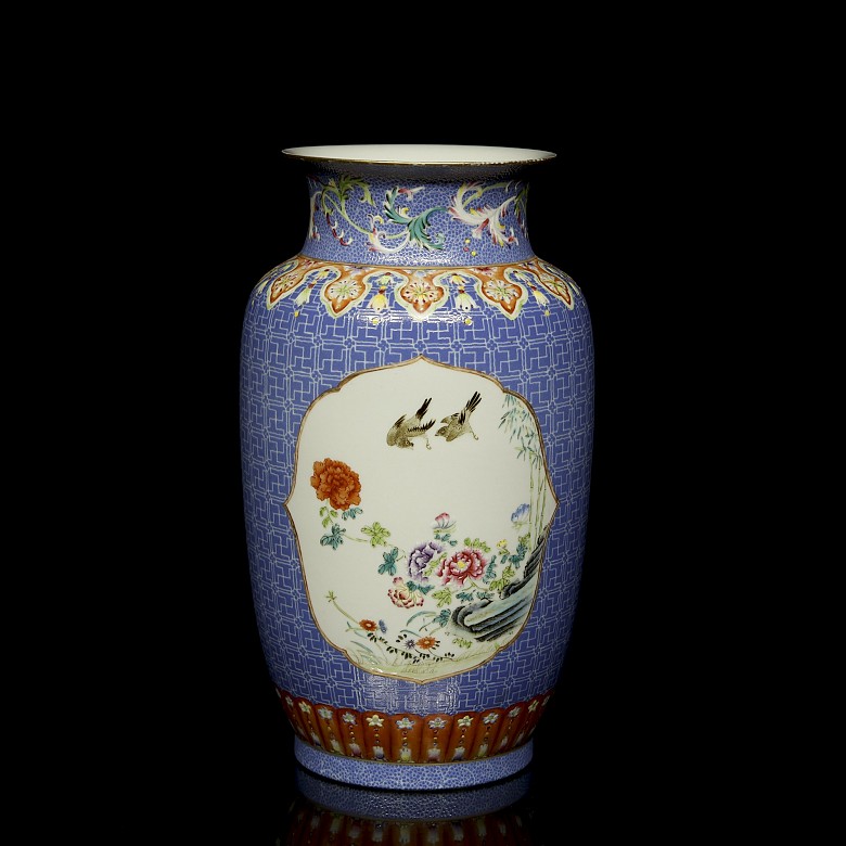 Small glazed porcelain vase ‘Birds’, with Qianlong mark