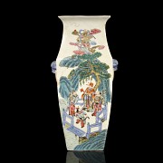 A chinese vase with a mountain scene, 19th-20th century