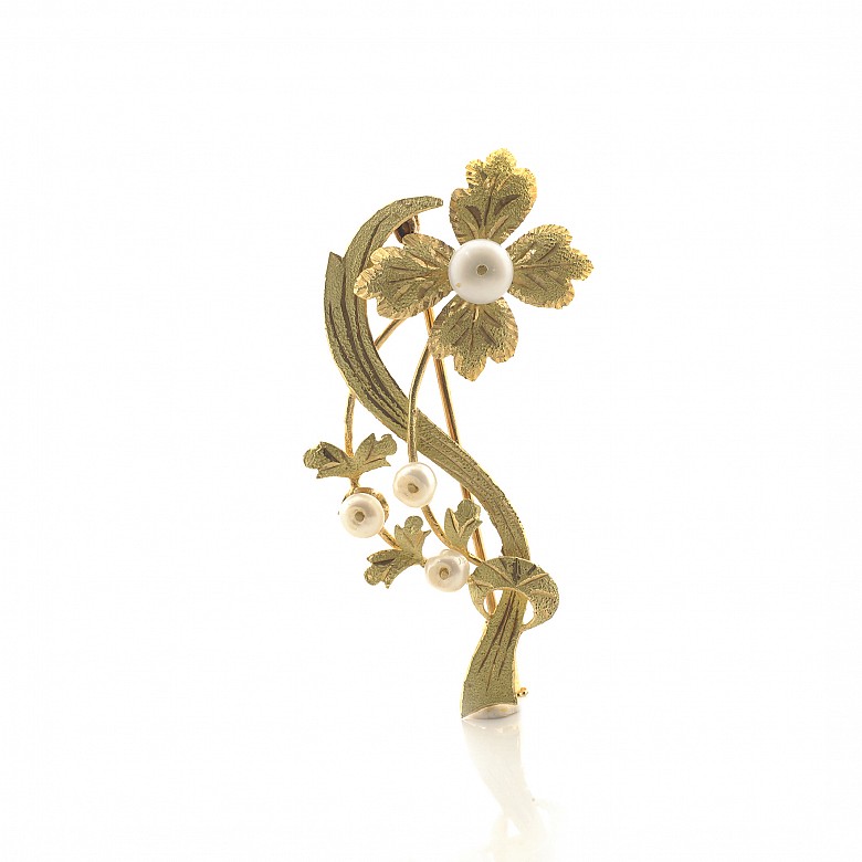 Broche en forma de flor con perlas, en oro amarillo 18 k