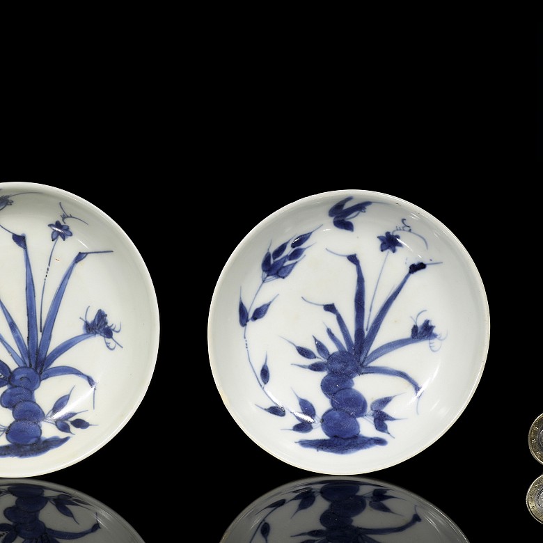 Pair of small porcelain plates, 20th century