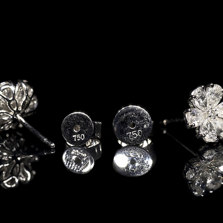 Earrings ‘Flower’ in 18 kt white gold and diamonds