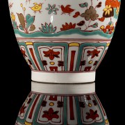 Porcelain vase pink family ‘Chickens and Chickens’, Qing dynasty