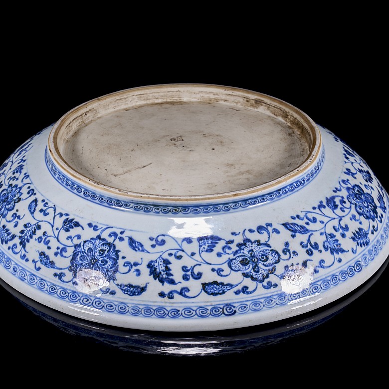 Large blue-and-white glazed ware ‘Flowers’ dish, Qing dynasty