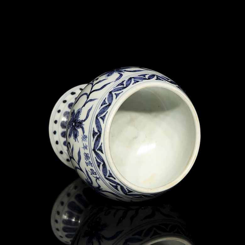 Blue and white glazed ceramic cup, with Xuande mark