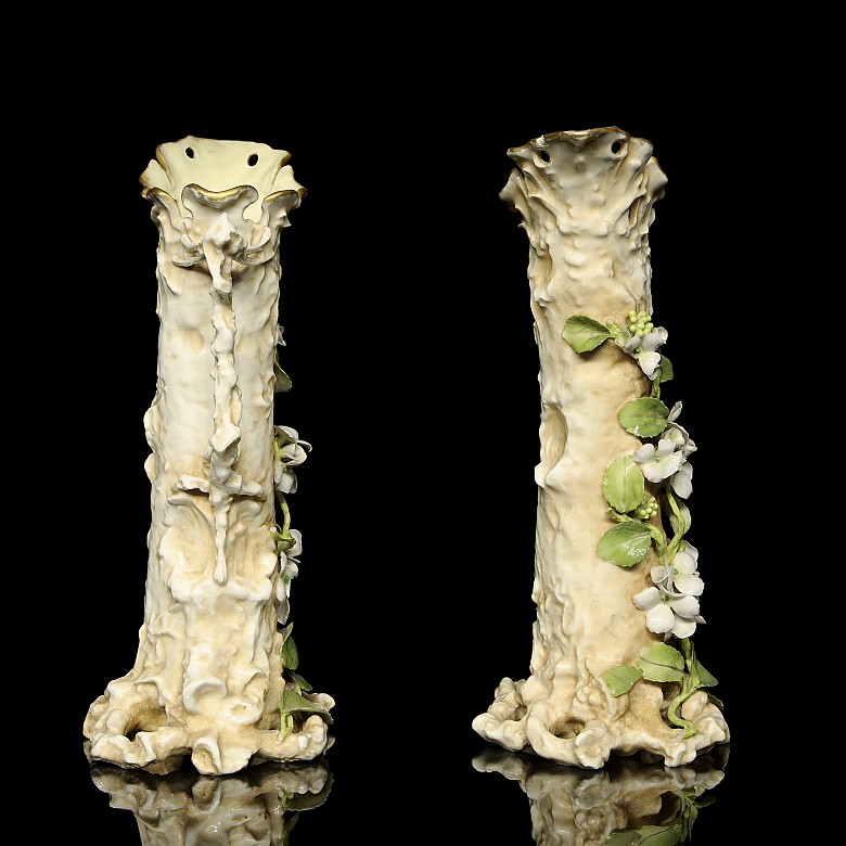 Pair of ‘Trunk and jasmine’ porcelain vases, 20th century - 1